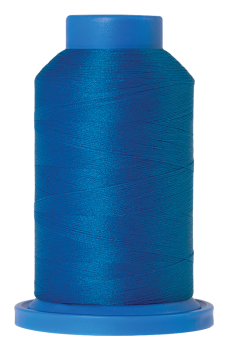 SERAFLOCK Brilliant Blue- das bauschige Overlock Garn für besonders elastische Beanspruchungen liefert auf jedem Stoff starke Ergebnisse. Ideal für Dessous, Schwimm- und Sportbekleidung.
